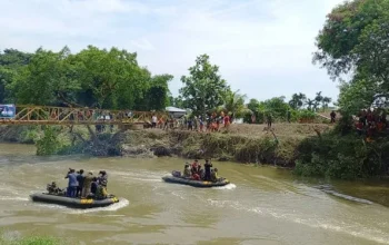 Viral! Siswa Medan Seberangi Sungai Deli di Atas Pipa Air, Mengungkap Krisis Infrastruktur Transportasi