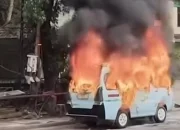 Angkot Dibakar di Tanah Abang: Sopir Luka Bakar, Pelaku Ditangkap Setelah Sembunyi di Kos‑kosan