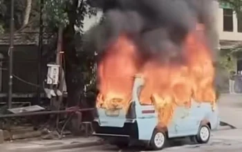 Angkot Dibakar di Tanah Abang: Sopir Luka Bakar, Pelaku Ditangkap Setelah Sembunyi di Kos‑kosan