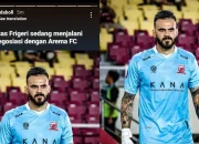 Arema FC Berpisah dengan Kiper Lucas Frigeri