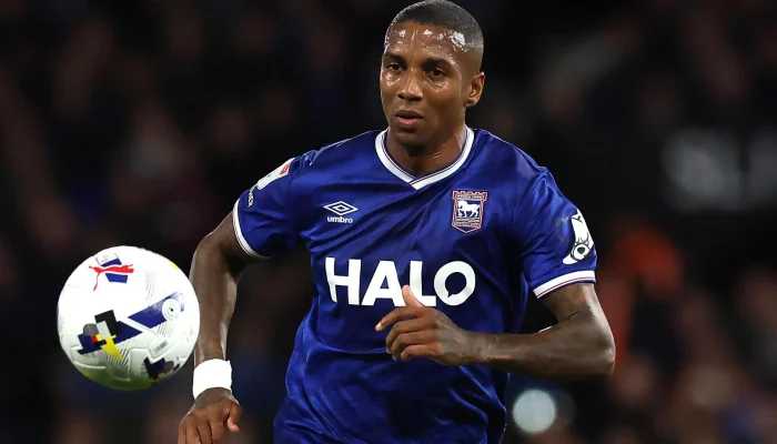 Ashley Young Tutup Karirnya Setelah Membawa Ipswich Town Promosi ke Premier League