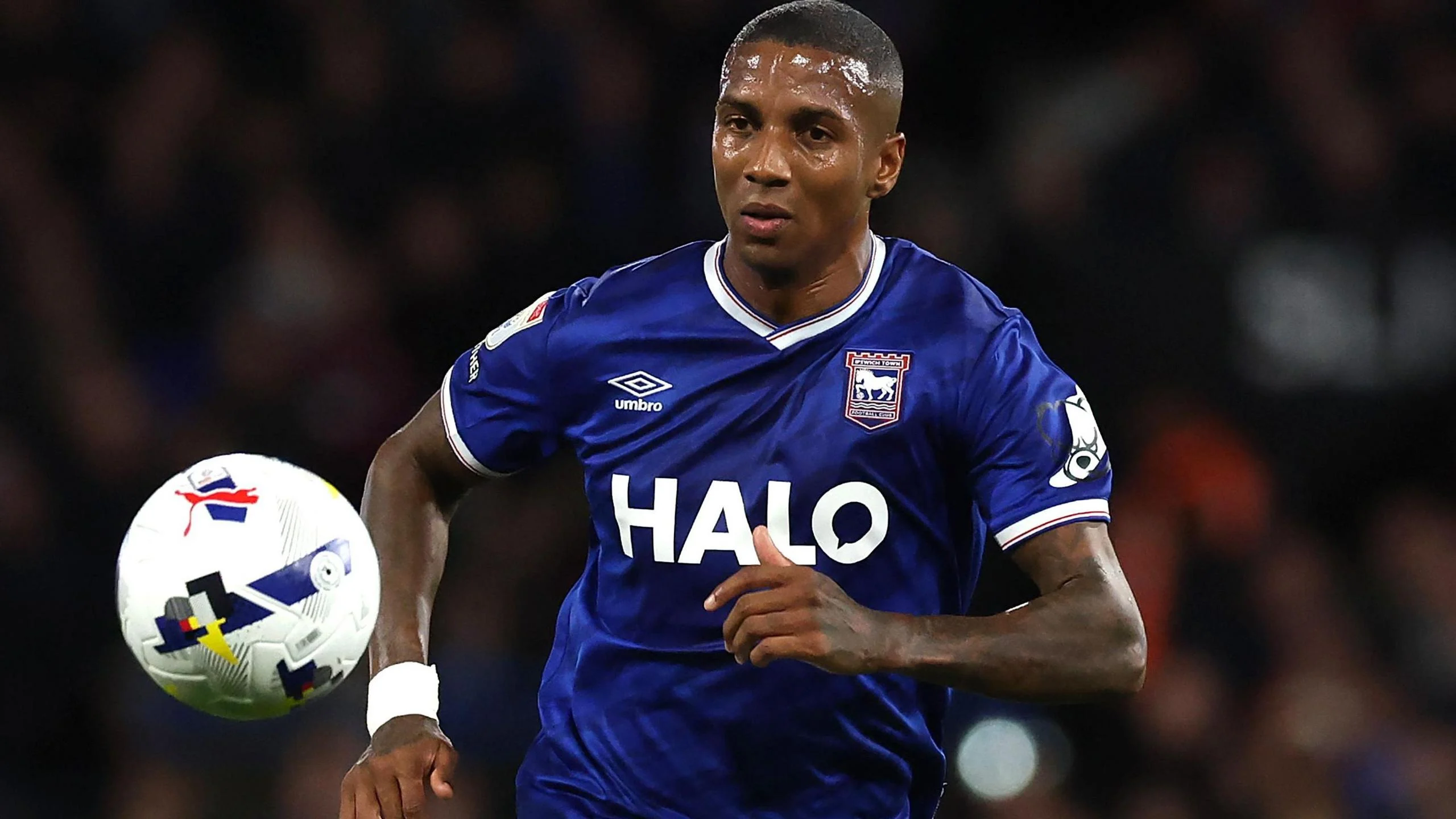 Ashley Young Tutup Karirnya Setelah Membawa Ipswich Town Promosi ke Premier League