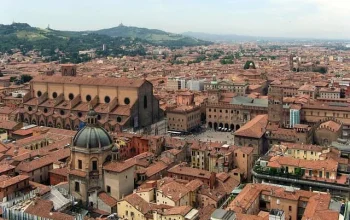 Bologna: Kota Sepakbola, Kuliner Mortadella, dan Warisan Musik yang Menggoda Dunia