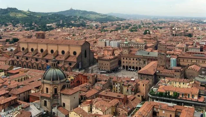 Bologna: Kota Sepakbola, Kuliner Mortadella, dan Warisan Musik yang Menggoda Dunia
