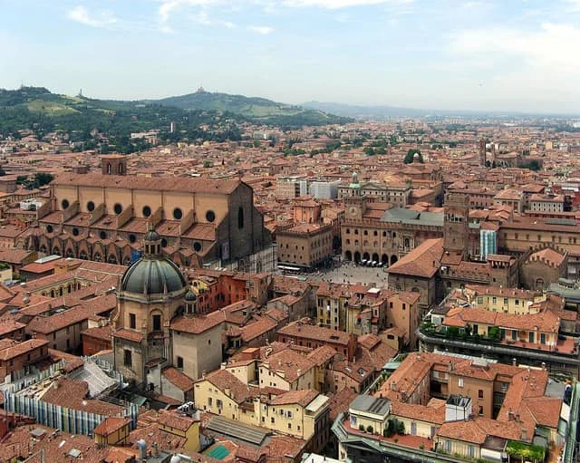 Bologna: Kota Sepakbola, Kuliner Mortadella, dan Warisan Musik yang Menggoda Dunia