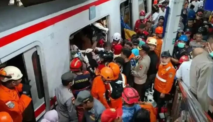 Dedi Mulyadi Salurkan Santunan Korban KRL Bekasi Rp 50 Juta