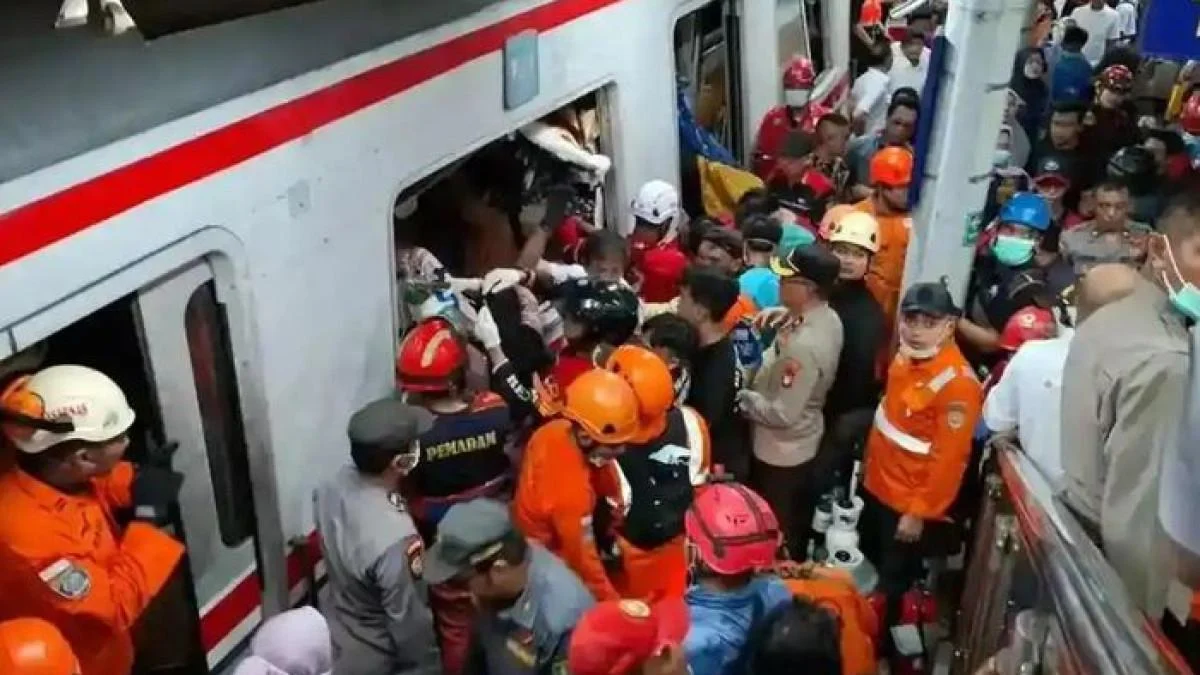 Dedi Mulyadi Salurkan Santunan Korban KRL Bekasi Rp 50 Juta