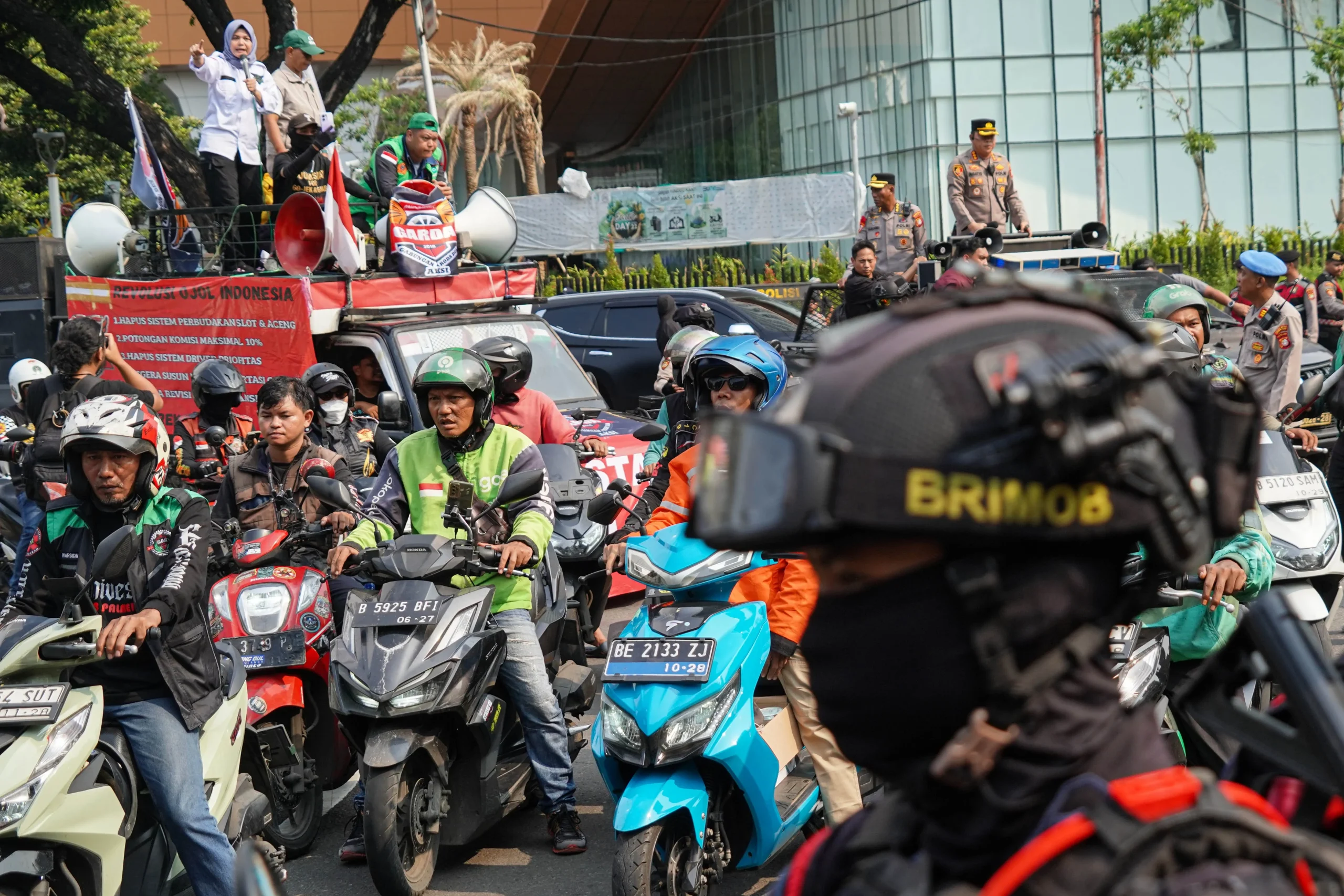 Demo Hari Ini di Jakarta: Pengemudi Ojek Online dan Mahasiswa Turun ke Jalan