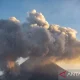 Gunung Merapi Memuntahkan Awan Panas Usai Hujan Lebat, Evakuasi Darurat Digerakkan