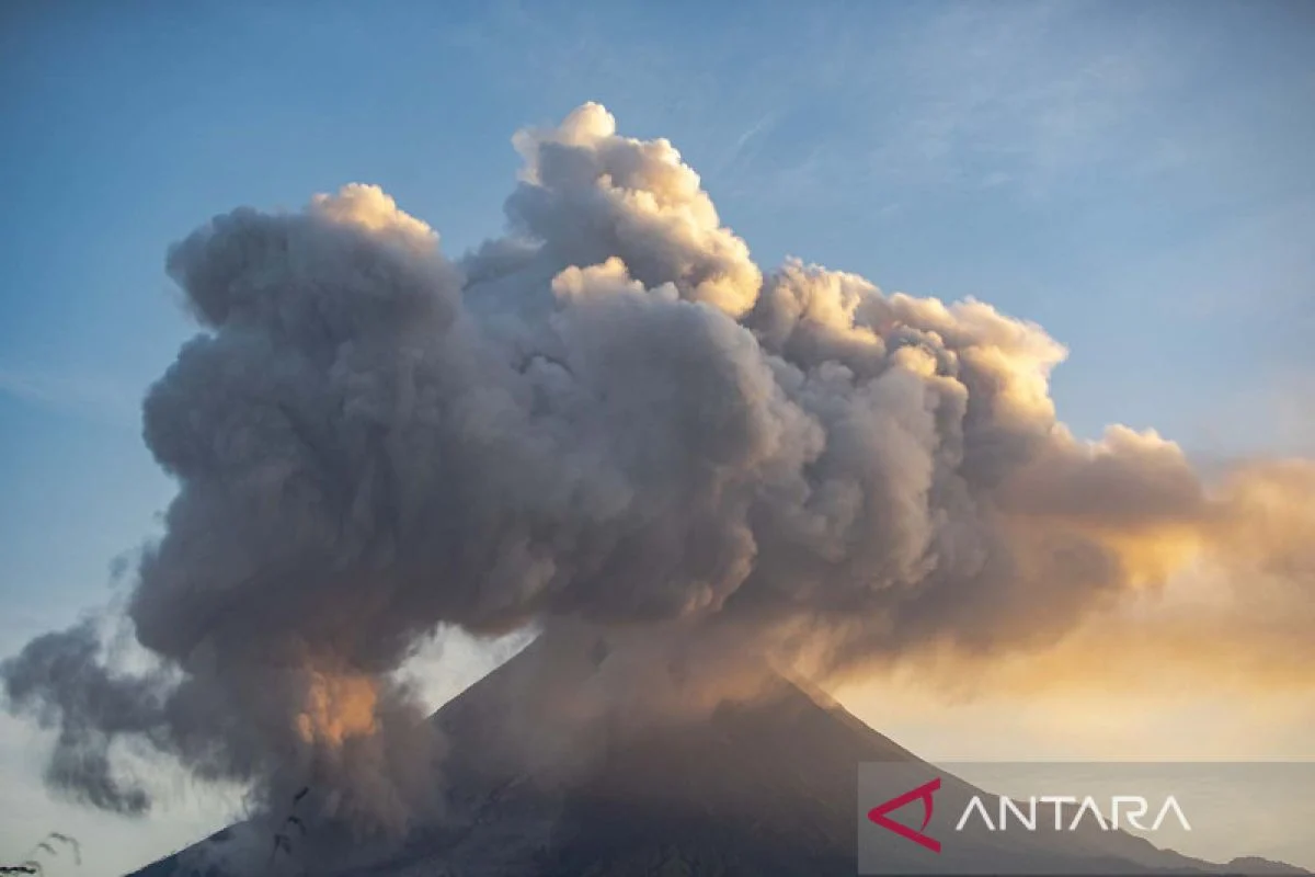 Gunung Merapi Memuntahkan Awan Panas Usai Hujan Lebat, Evakuasi Darurat Digerakkan