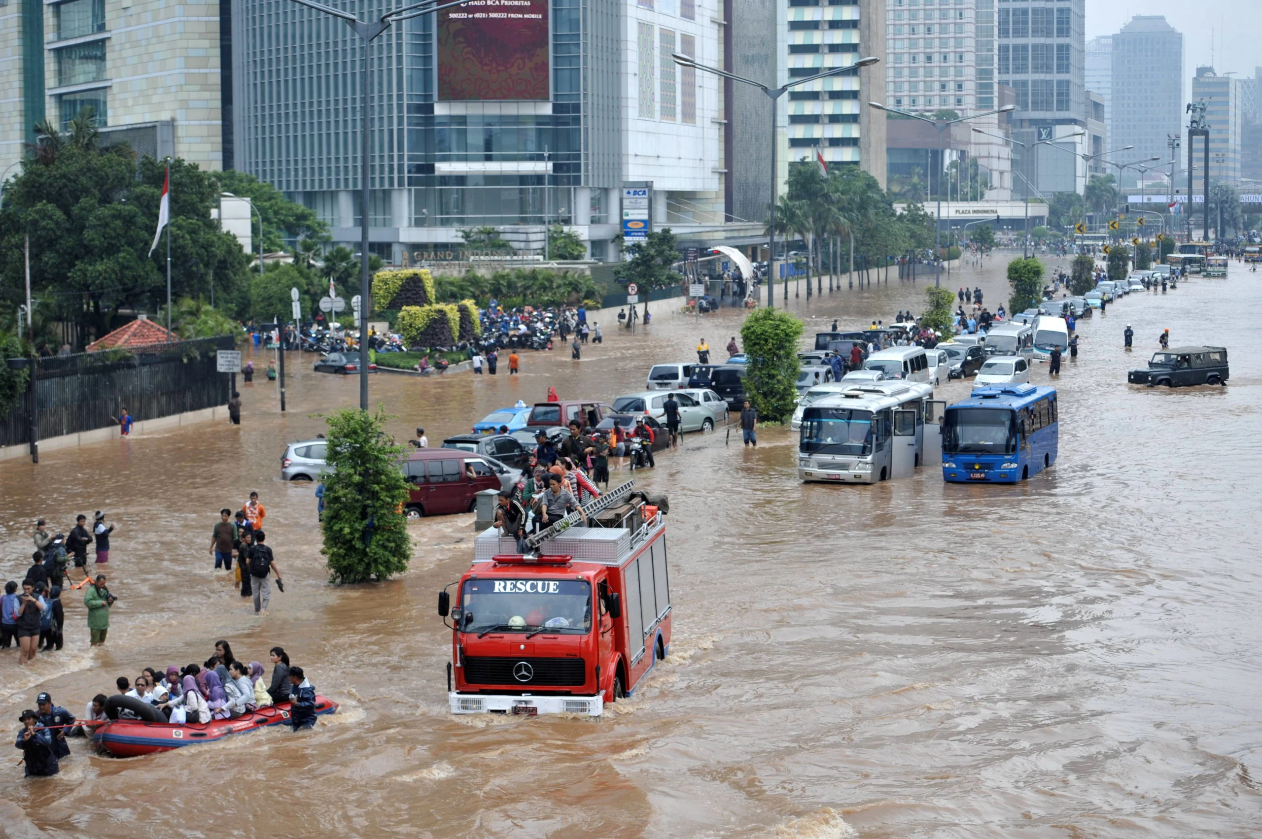 Hujan Deras Mengguyur Indonesia, Banjir dan Kerusakan Meluas