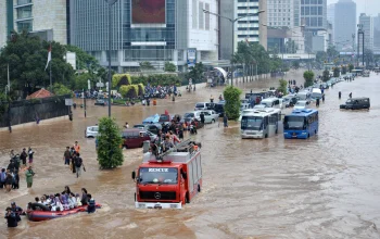 Hujan Deras Mengguyur Indonesia, Berdampak pada Kehidupan Sehari-hari