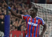 Ismaïla Sarr dan Crystal Palace Raih Trofi Conference League