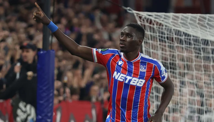 Ismaïla Sarr dan Crystal Palace Raih Trofi Conference League