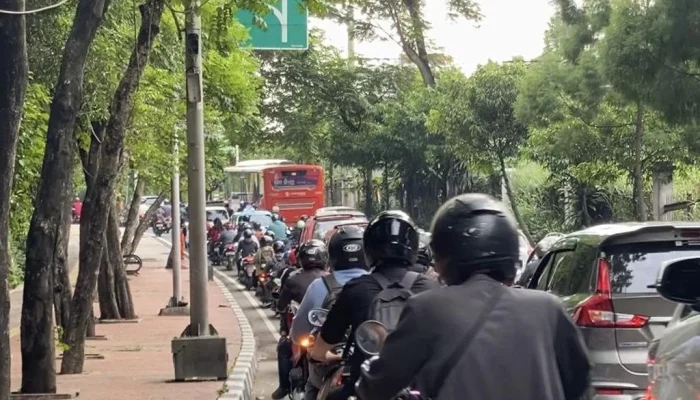 Jalan Raya Lenteng Agung Ambles, Ini Kronologi dan Dampaknya