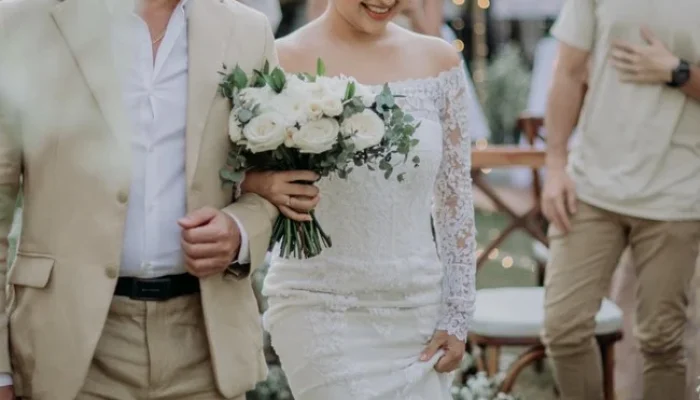 Jennifer Coppen Tampil Menawan di Pernikahan Ayahnya dengan Gaya Prewedding yang Elegan