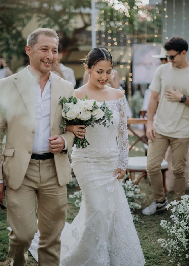 Jennifer Coppen Tampil Menawan di Pernikahan Ayahnya dengan Gaya Prewedding yang Elegan