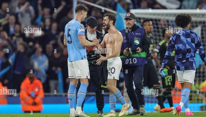 John Stones dan Bernardo Silva Dihormati Manchester City dengan Pub Khusus