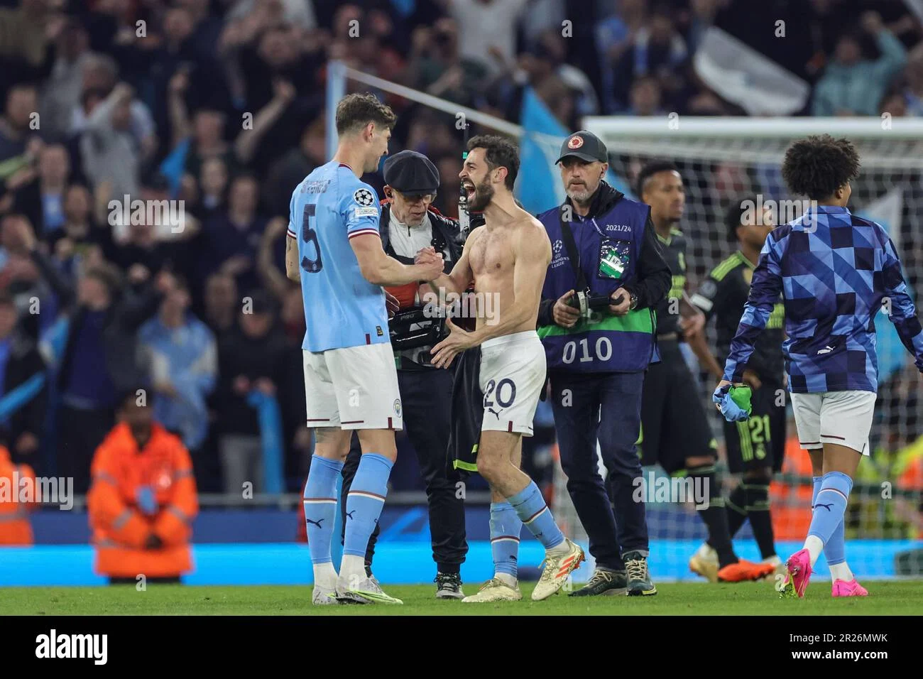 John Stones dan Bernardo Silva Dihormati Manchester City dengan Pub Khusus