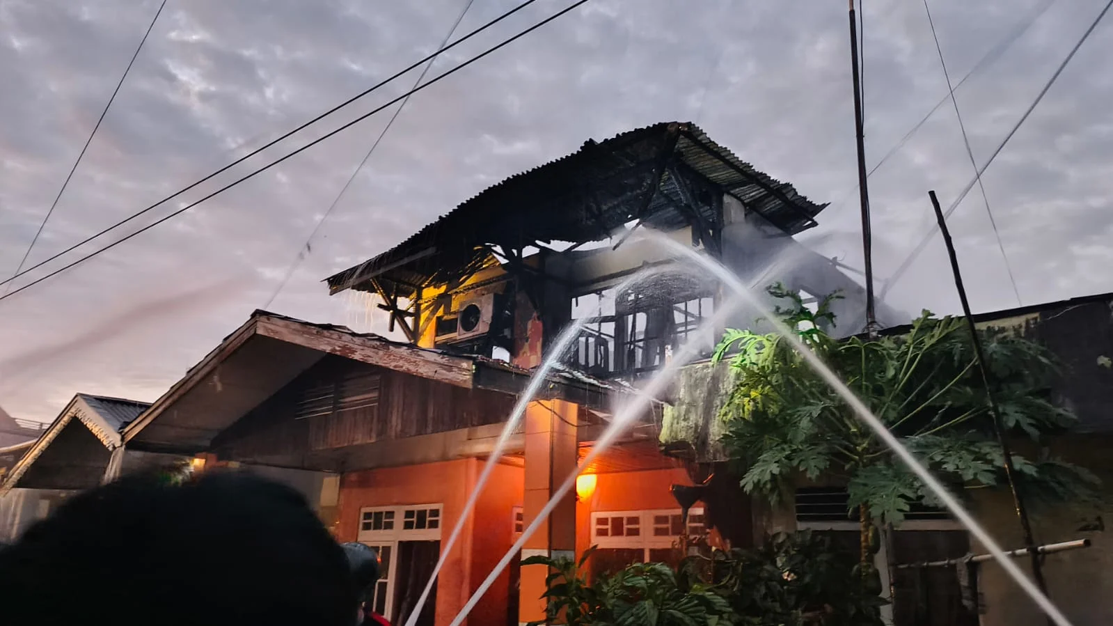 Kebakaran Rumah Anisa Rahma: Kenangan Masa Kecil Hangus, Ribuan Al‑Qur’an Selamat