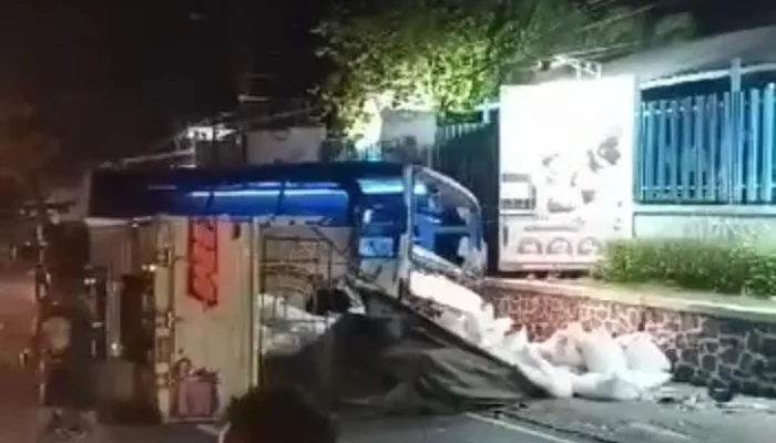 Kecelakaan Maut di Pasuruan: Bus Tabrak Truk Pakan Ayam, 12 Orang Luka