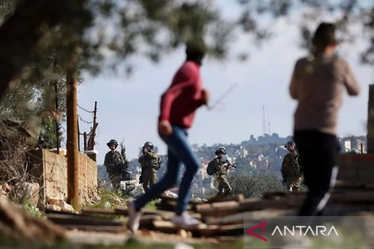 Kekerasan di Tepi Barat: Pemukim Israel Bongkar Makam dan Bakar Rumah Warga Palestina