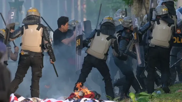 Kontroversi Video Viral: Dari Aksi Vandalisme di Kereta hingga Krisis Air Kampus dan Kehebohan Selebriti