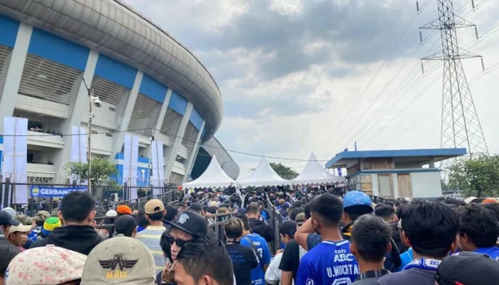 Larangan Hadir, Persib Bandung Imbaukan Bobotoh untuk Tidak Datang ke Stadion Gelora B.J. Habibie