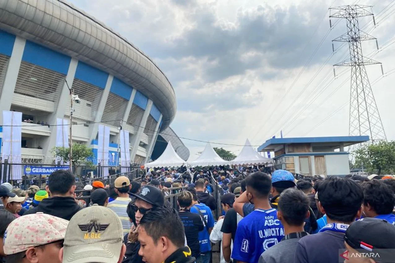 Larangan Hadir, Persib Bandung Imbaukan Bobotoh untuk Tidak Datang ke Stadion Gelora B.J. Habibie