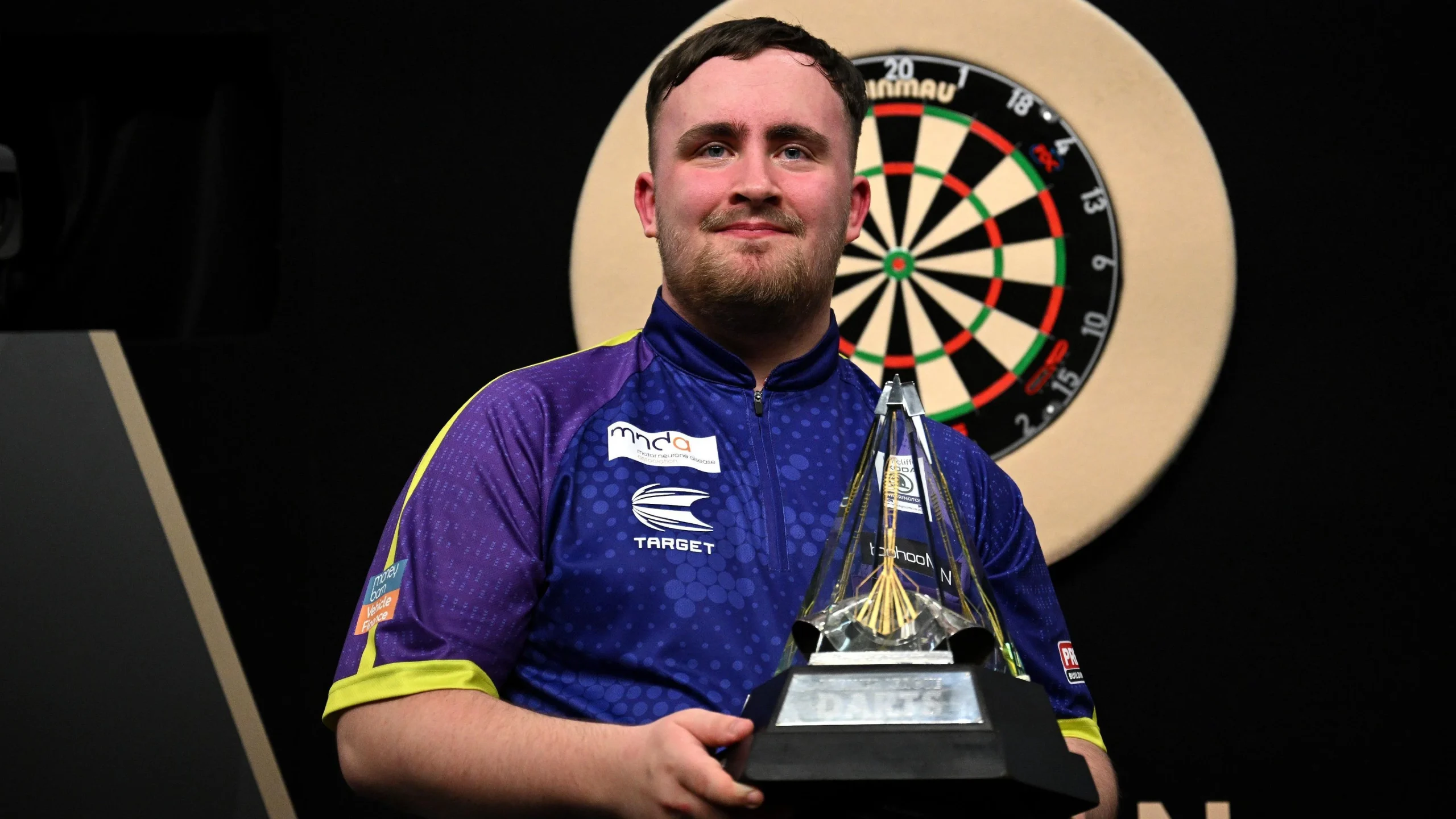 Luke Littler Pimpin Premier League Darts Setelah Kemenangan Dramatis 6-5 di Aberdeen