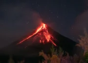 Mayon Volcano Erupts dengan Fenomena Meteor Hijau