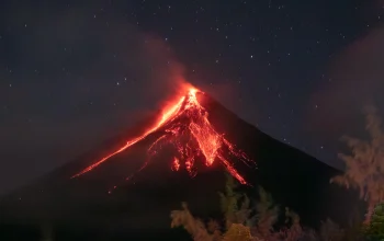 Mayon Volcano Erupts dengan Fenomena Meteor Hijau