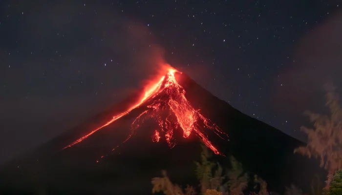 Mayon Volcano Erupts dengan Fenomena Meteor Hijau