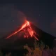 Mayon Volcano Erupts dengan Fenomena Meteor Hijau