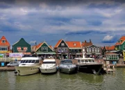 Menelusuri Keindahan Volendam: Dari Desa Nelayan Tradisional hingga Kontroversi Pemain FC Volendam