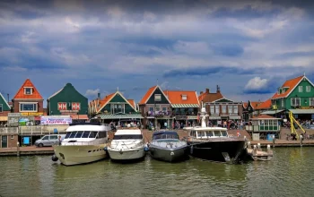 Menelusuri Keindahan Volendam: Dari Desa Nelayan Tradisional hingga Kontroversi Pemain FC Volendam