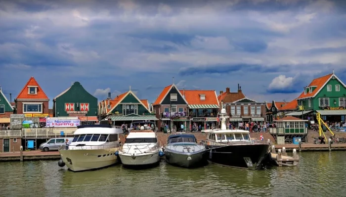 Menelusuri Keindahan Volendam: Dari Desa Nelayan Tradisional hingga Kontroversi Pemain FC Volendam