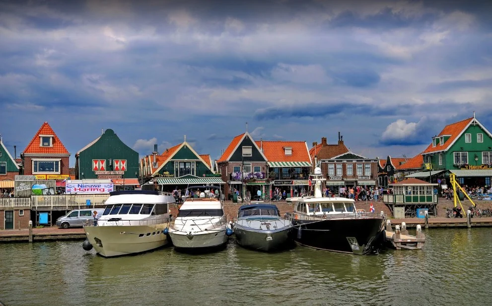 Menelusuri Keindahan Volendam: Dari Desa Nelayan Tradisional hingga Kontroversi Pemain FC Volendam