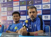 Pelatih Arema FC Tekankan Persaingan Sengit: Persib, Borneo FC, dan Persija Tak Boleh Diabaikan dalam Perburuan Gelar Juara