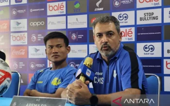 Pelatih Arema FC Tekankan Persaingan Sengit: Persib, Borneo FC, dan Persija Tak Boleh Diabaikan dalam Perburuan Gelar Juara