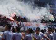 Persib Bandung Siap Tempur Lawan Persija Jakarta, Ribuan Bobotoh Bakar Semangat di Gelora Bandung Lautan Api