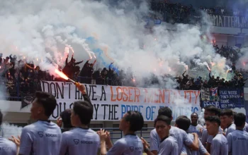 Persib Bandung Siap Tempur Lawan Persija Jakarta, Ribuan Bobotoh Bakar Semangat di Gelora Bandung Lautan Api