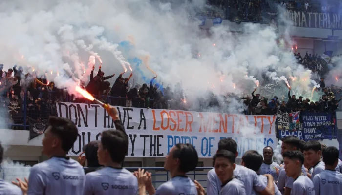 Persib Bandung Siap Tempur Lawan Persija Jakarta, Ribuan Bobotoh Bakar Semangat di Gelora Bandung Lautan Api