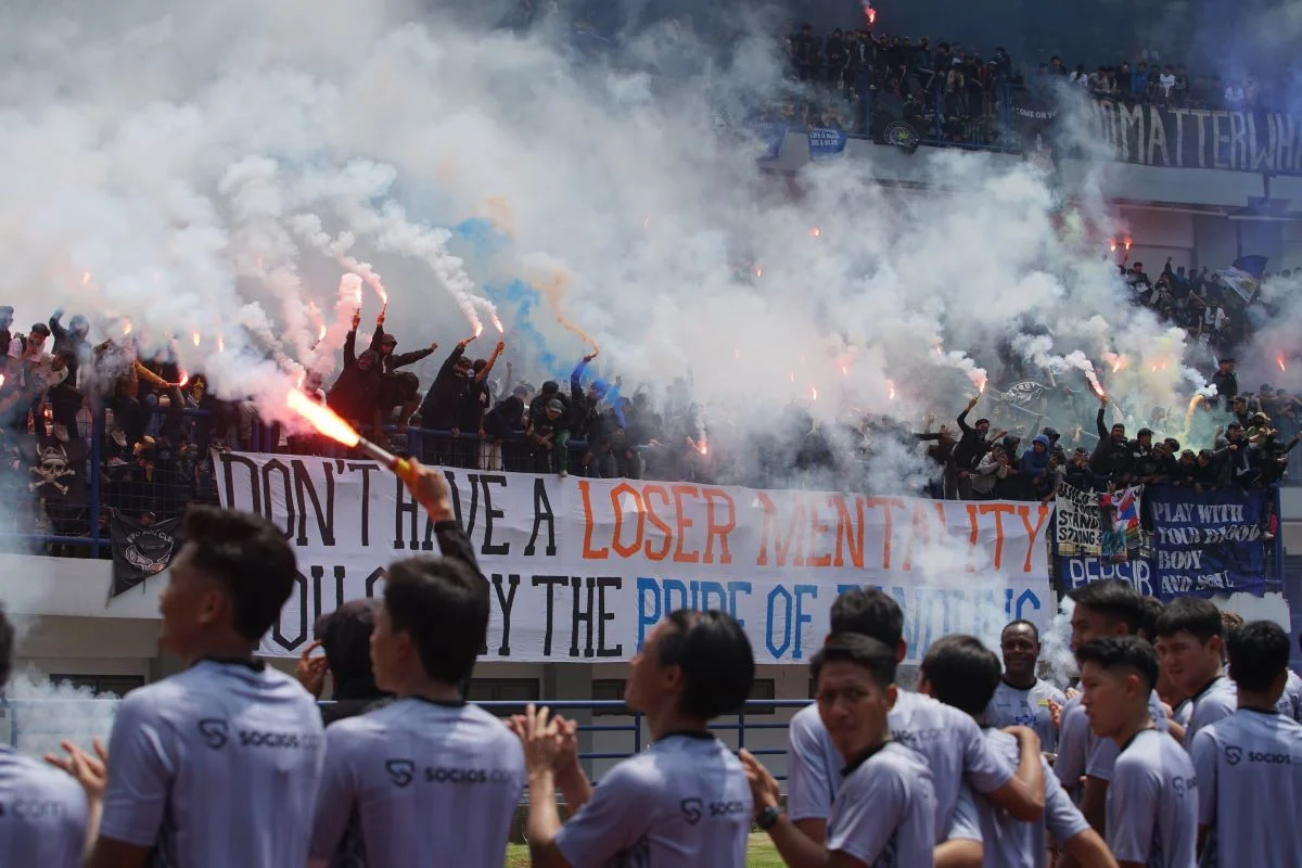 Persib Bandung Siap Tempur Lawan Persija Jakarta, Ribuan Bobotoh Bakar Semangat di Gelora Bandung Lautan Api