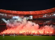Pertandingan Eintracht Frankfurt vs VfB Stuttgart: Insiden Pyrotechnik dan Pemilihan Tim Piala Dunia