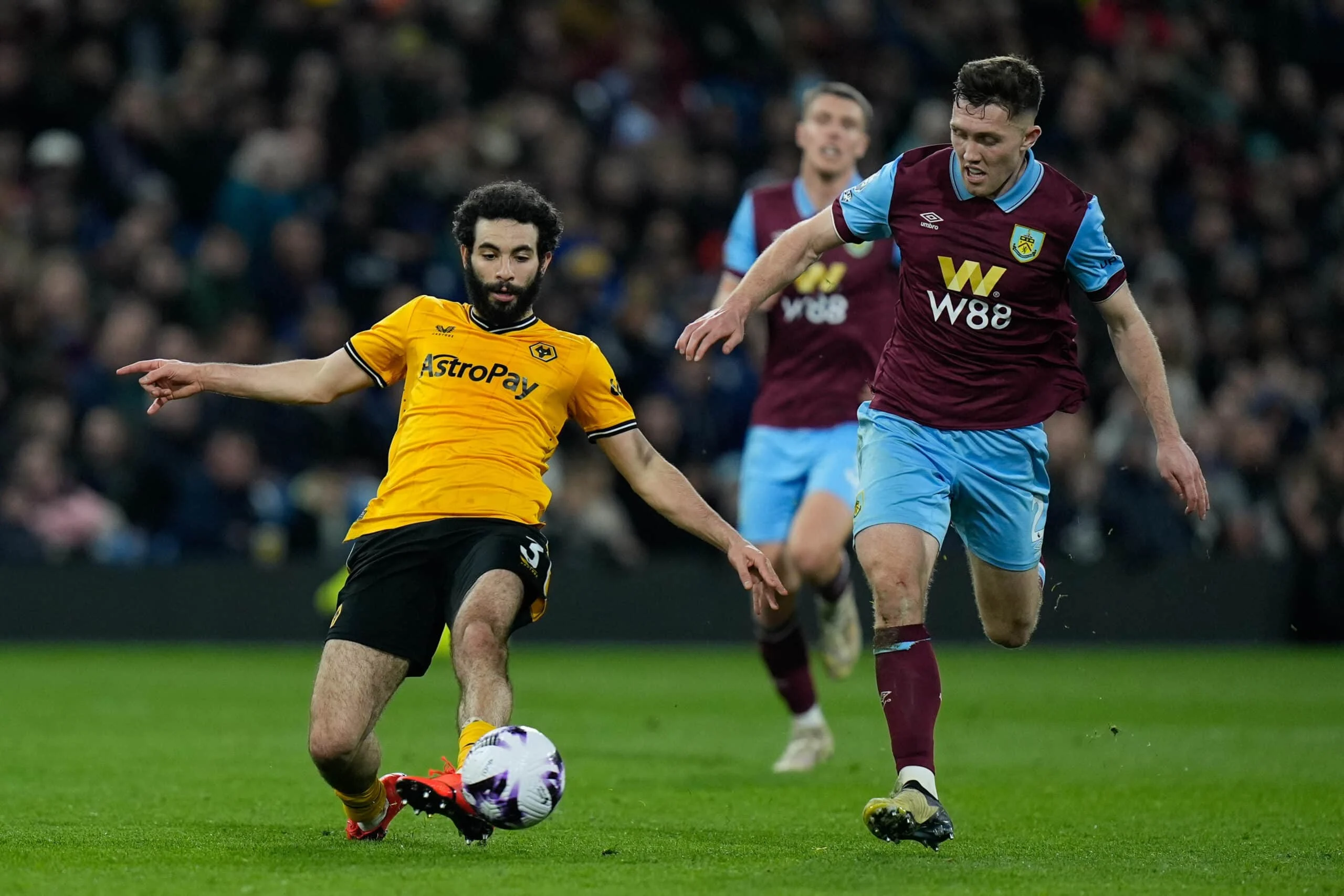 Pertarungan Sengit di Liga Premier: Burnley vs Wolves
