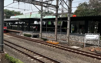 Petir Menyambar Stasiun Jurang Mangu: Rekaman Detik-Detik Listrik KRL Jurang Mangu Terganggu, Penumpang Panik!