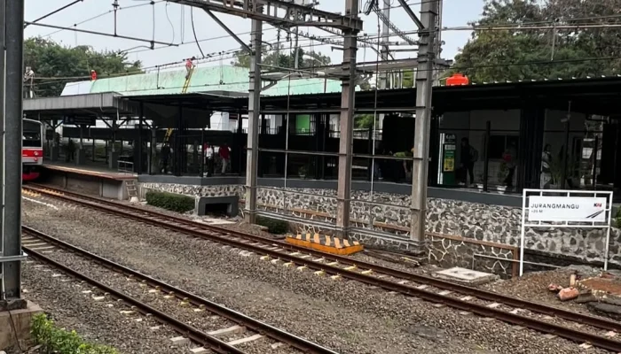 Petir Menyambar Stasiun Jurang Mangu: Rekaman Detik-Detik Listrik KRL Jurang Mangu Terganggu, Penumpang Panik!
