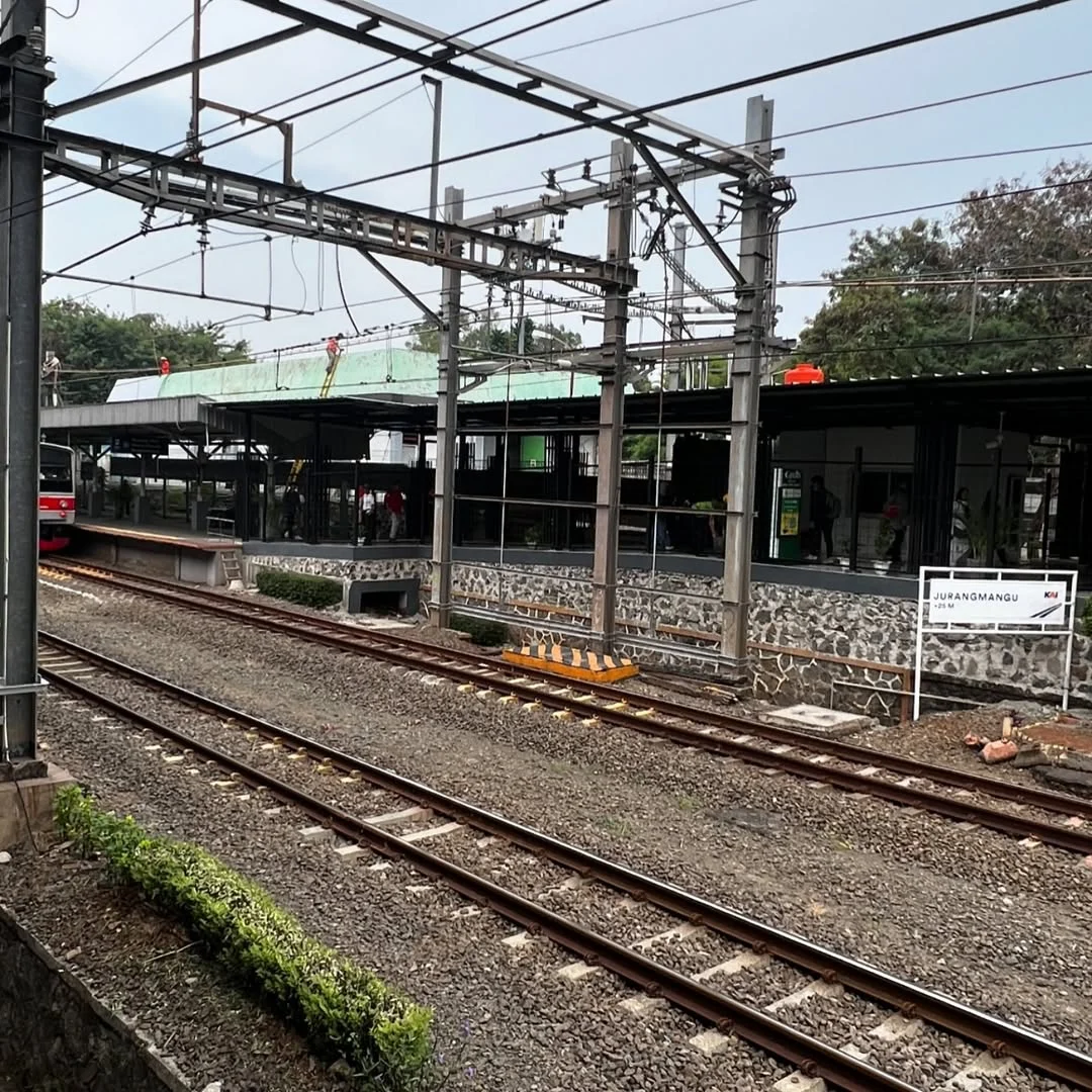 Petir Menyambar Stasiun Jurang Mangu: Rekaman Detik-Detik Listrik KRL Jurang Mangu Terganggu, Penumpang Panik!