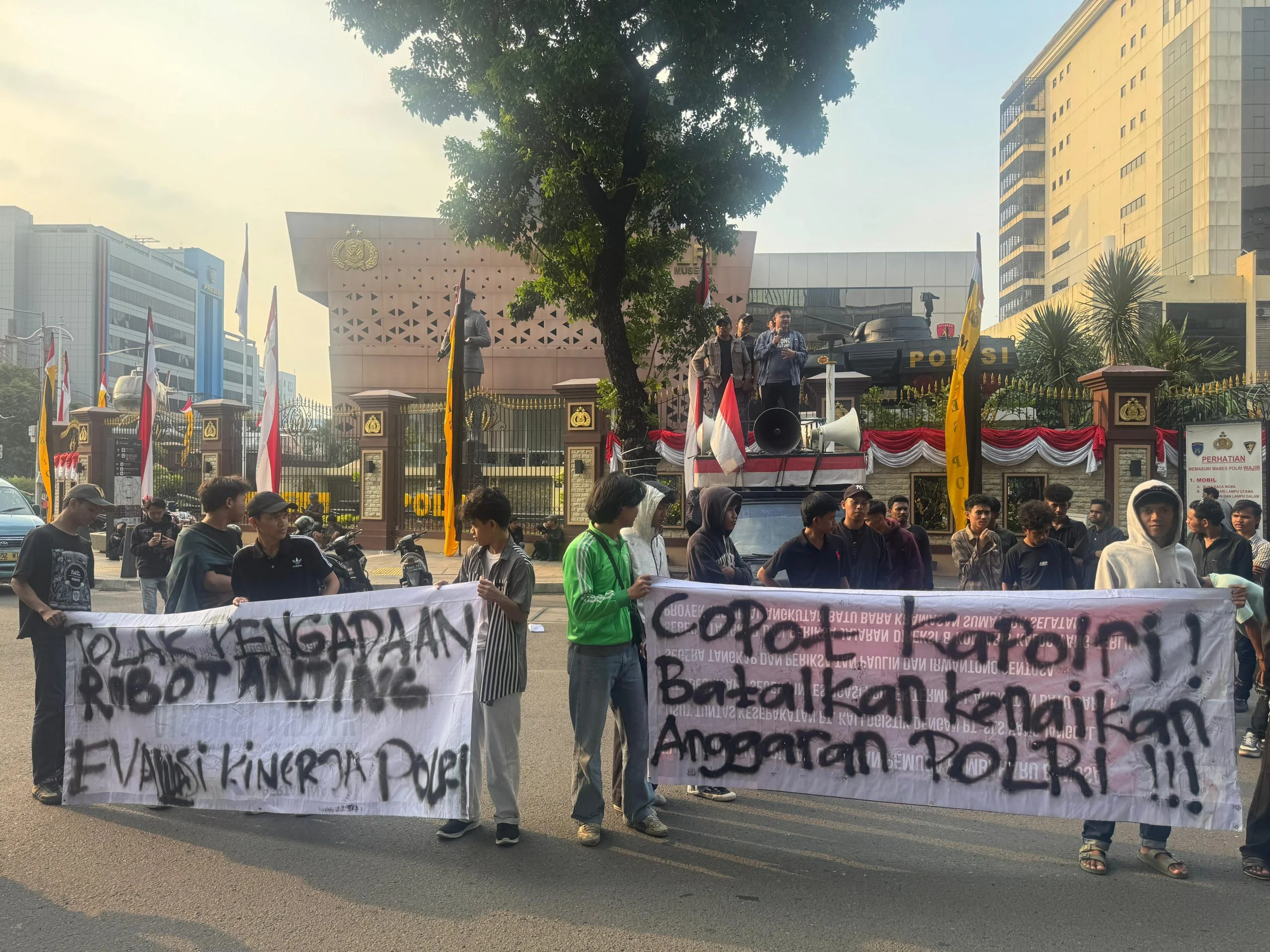 Polisi Beralih ke Layanan: Reformasi Penanganan Unjuk Rasa Mengguncang Nasional